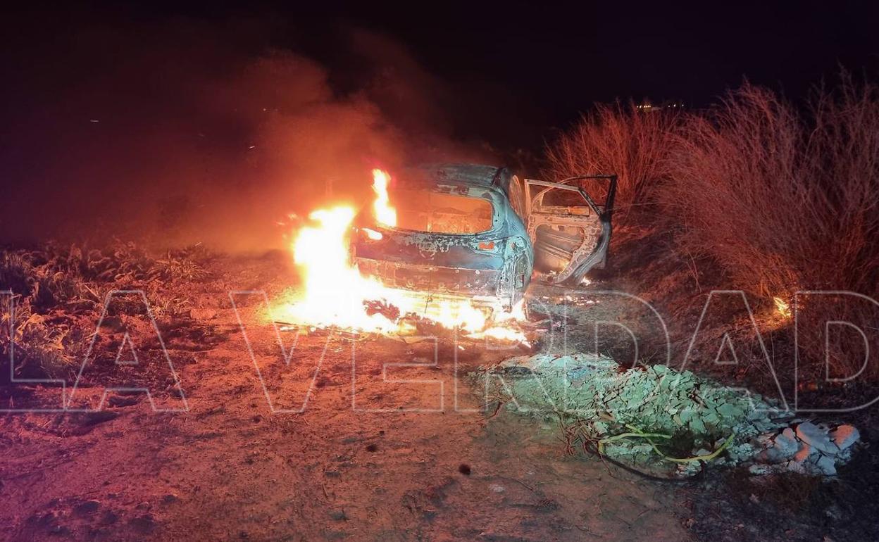 El Hyundai Tucson utilizado por la banda incendiado en un camino de Torre Pacheco. 