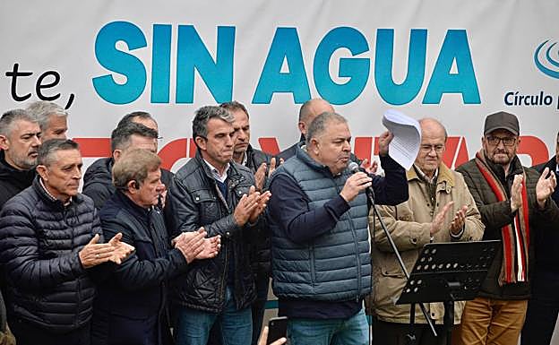 El presidente del Scrats, Lucas Jiménez, se dirige a los manifestantes, acompañado por miembros de la Mesa del Agua.