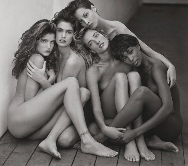 De izquierda a derecha, Stephanie Seymour, Cindy Crawford, Christy Turlington, Tatjana Patirtz y Naomi Campbell posando para Herb Ritts.