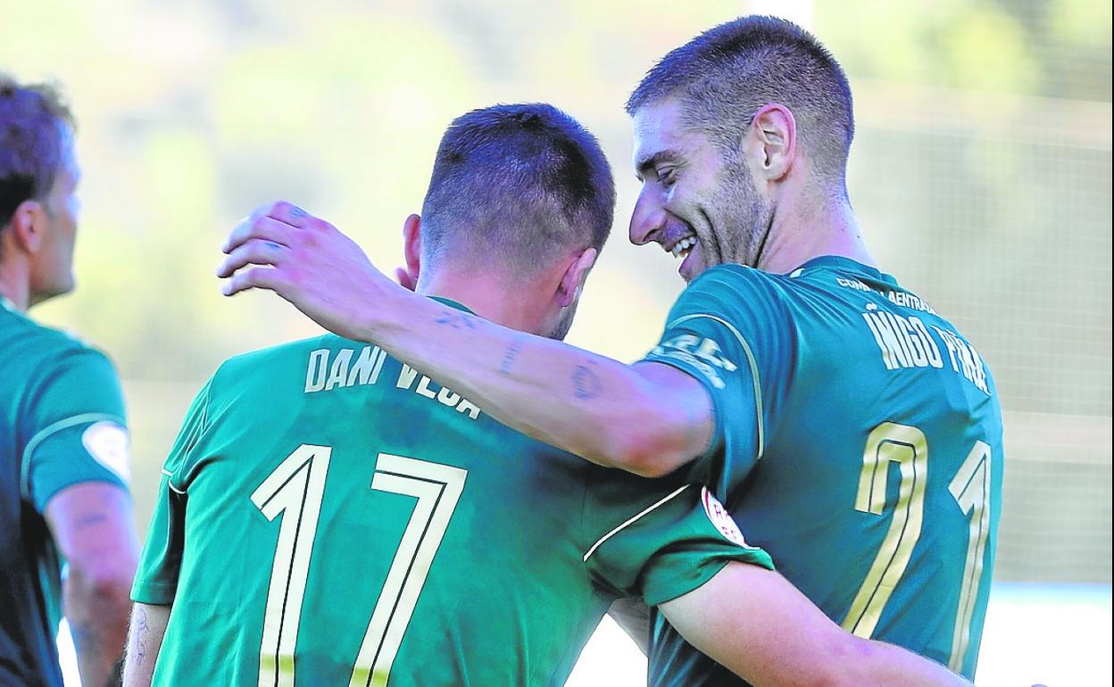 Íñigo Piña, a la derecha, celebra con Dani Vega un gol del Real Murcia. 