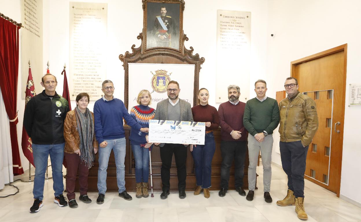 Acto de entrega del cheque a la asociación Afilor. 