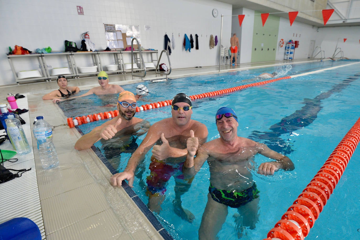 Fotos: Natación solidaria recauda 400 kilos de alimentos