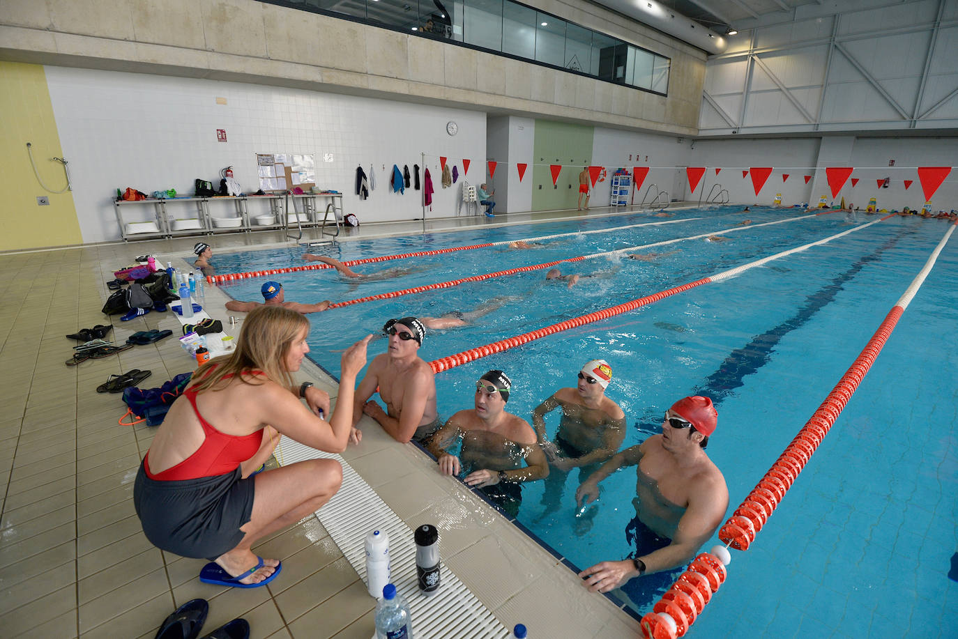 Fotos: Natación solidaria recauda 400 kilos de alimentos