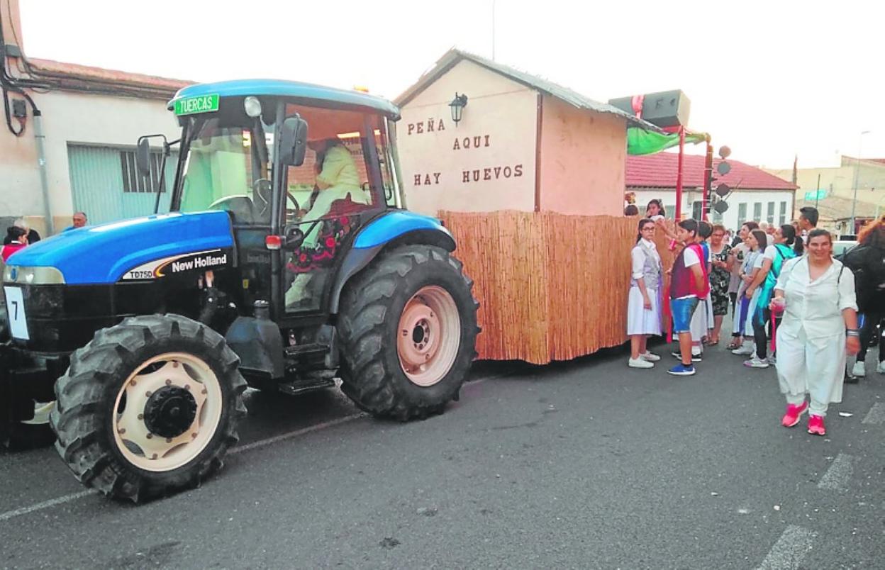Un tractor arrastra una carroza en las fiestas de San Isidro, en Mula. 
