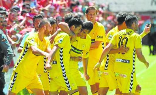 Jugadores del Murcia celebran un gol en La Roda. 