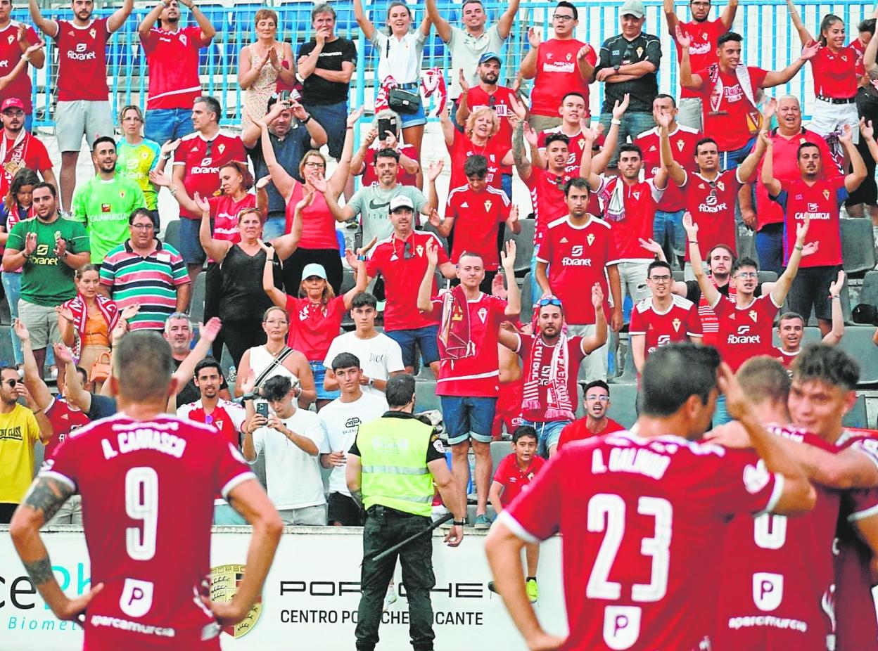 Jugadores del Real Murcia celebran un gol ante su afición en un partido de esta temporada lejos del Enrique Roca. 