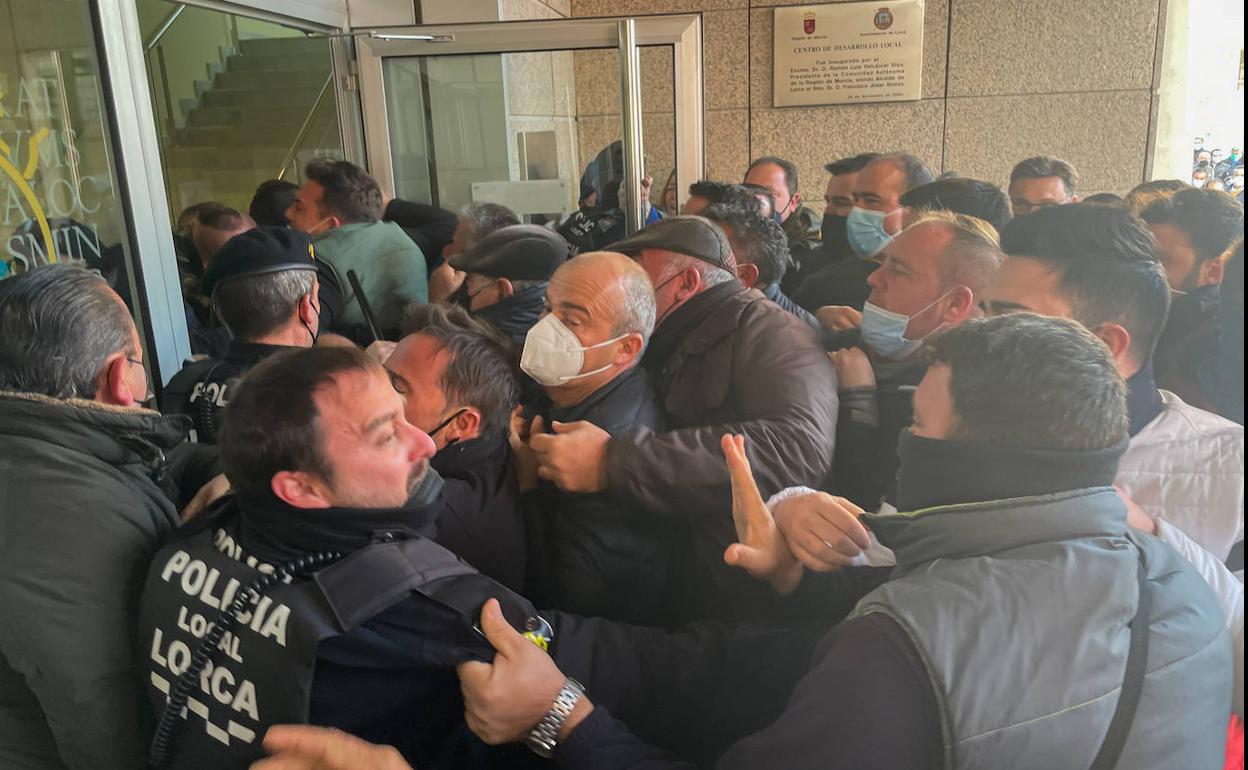 Momento en el que los ganaderos rompen el cordón policial y entran en el edificio en el que se iba a celebrar el Pleno el 31 de enero de 2022. 