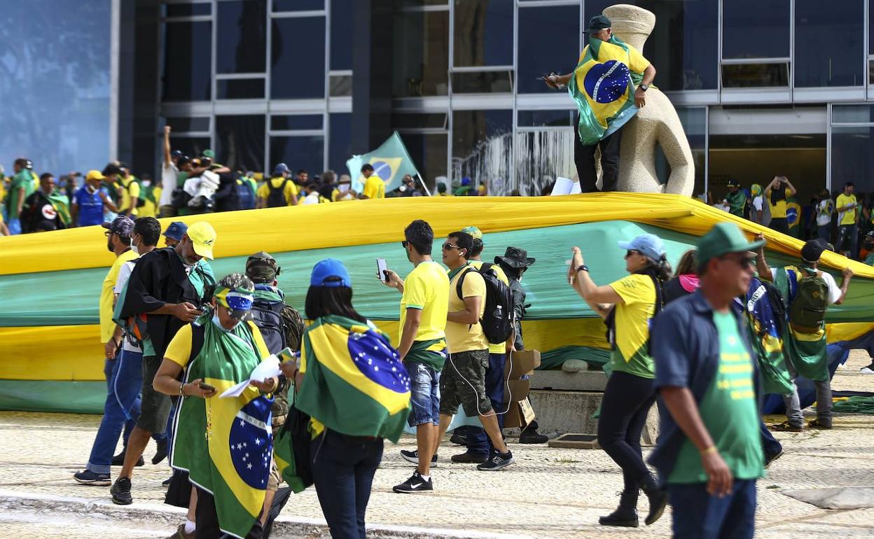 Partidarios de Bolsonaro, durante el asalto a las instituciones en Brasilia. 