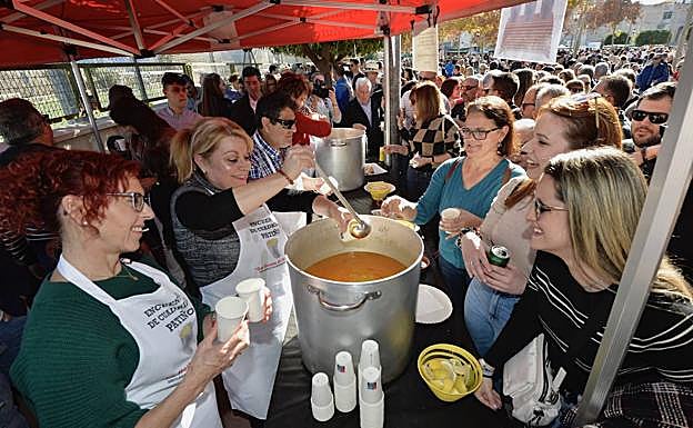 Reparto de las tradicionales pelotas de Patiño, este domingo en Patiño.