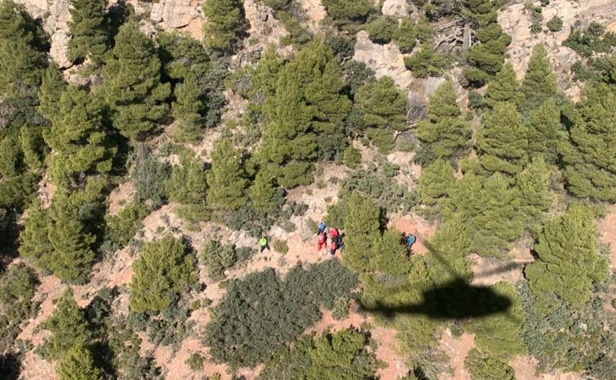 Servicios de emergencias intervienen para rescatar a la mujer. 