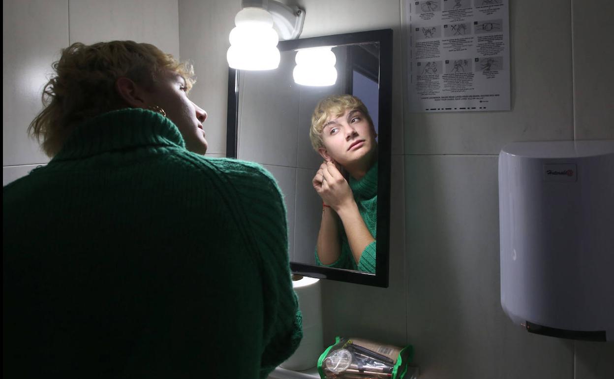 Pedro, un joven de 18 años extutelado por la Comunidad, en uno de los pisos que ofrece Cruz Roja en Murcia. 