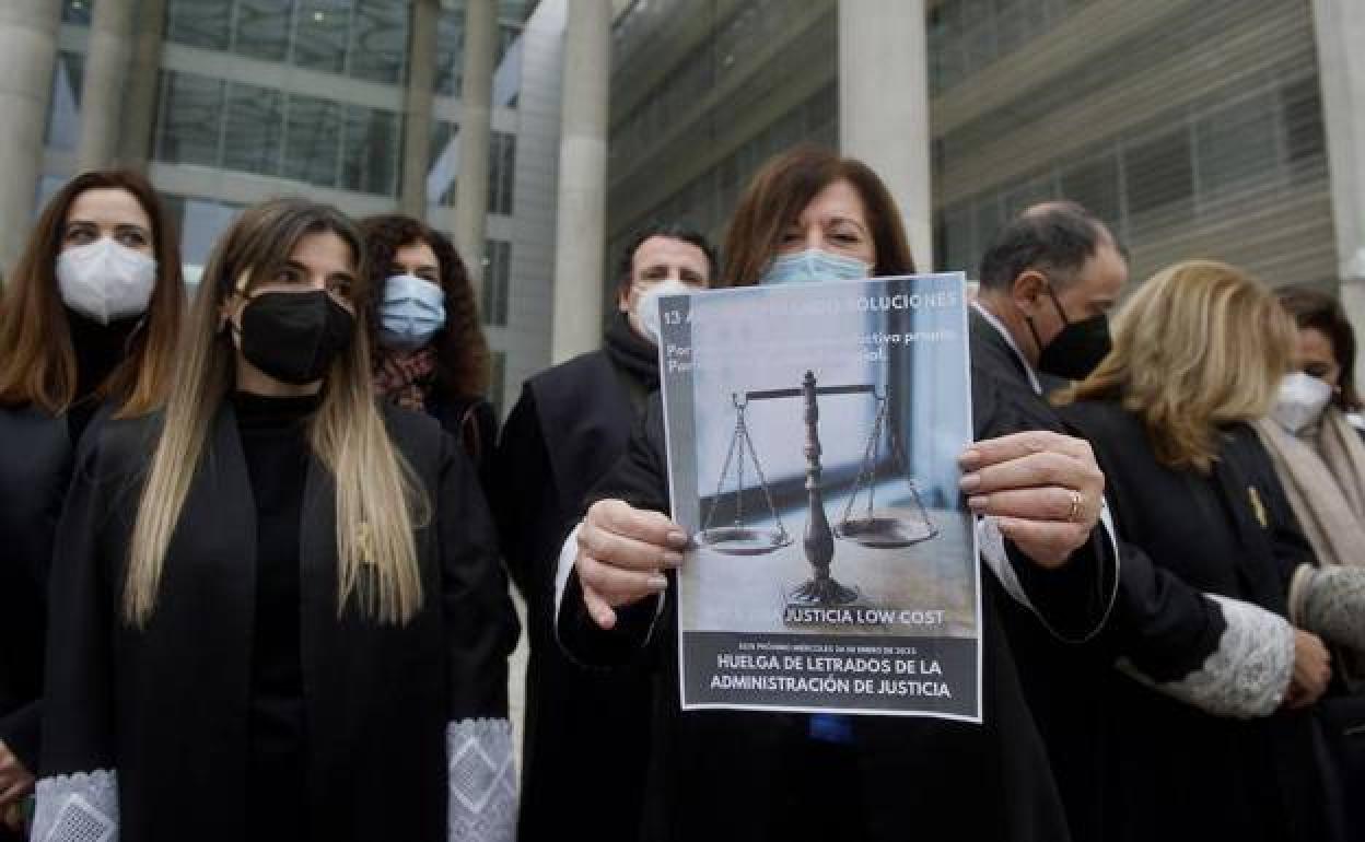 Una de las letradas de la administración durante una de las jornadas de protesta. 