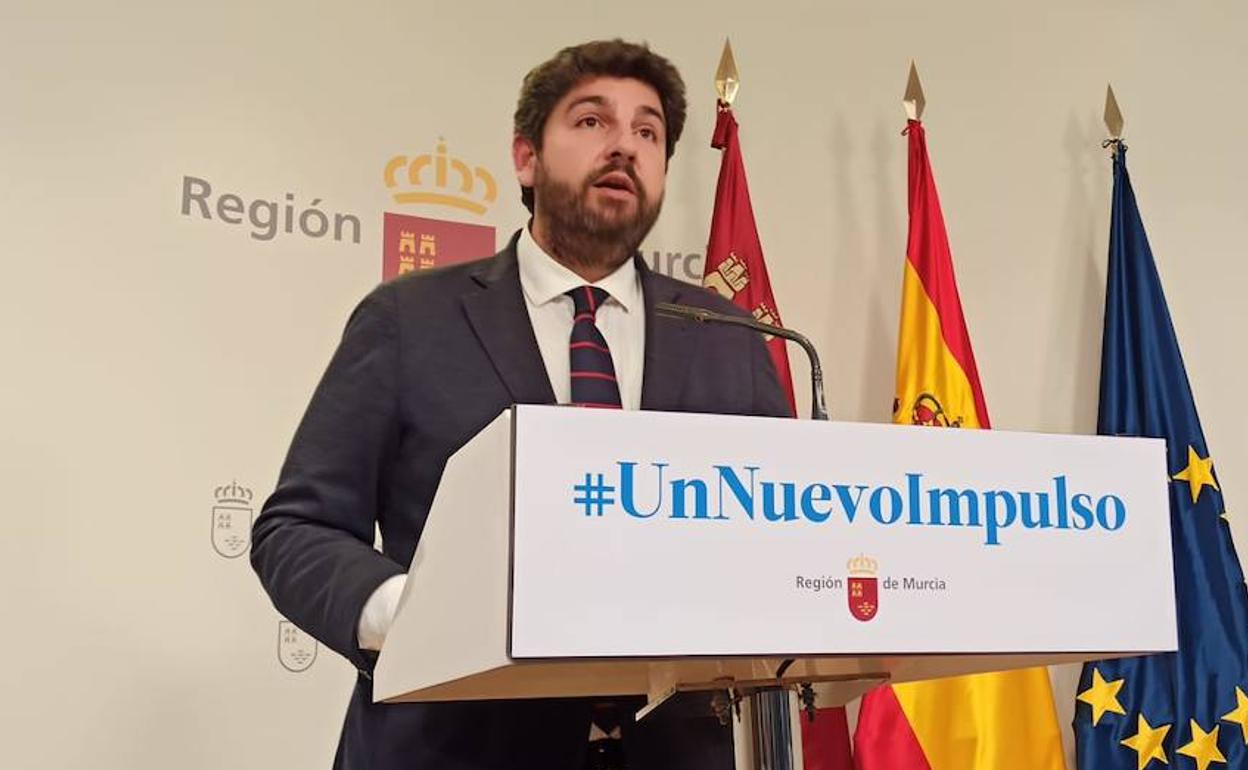 López Miras, este lunes, en la rueda de prensa de la remodelación del Gobierno regional. 