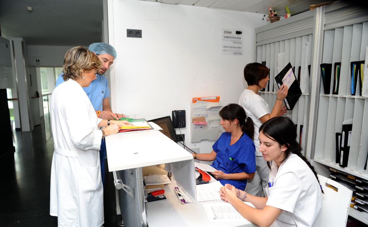 Sanitarios en el Hospital Mesa del Castillo, en una imagen de archivo. 