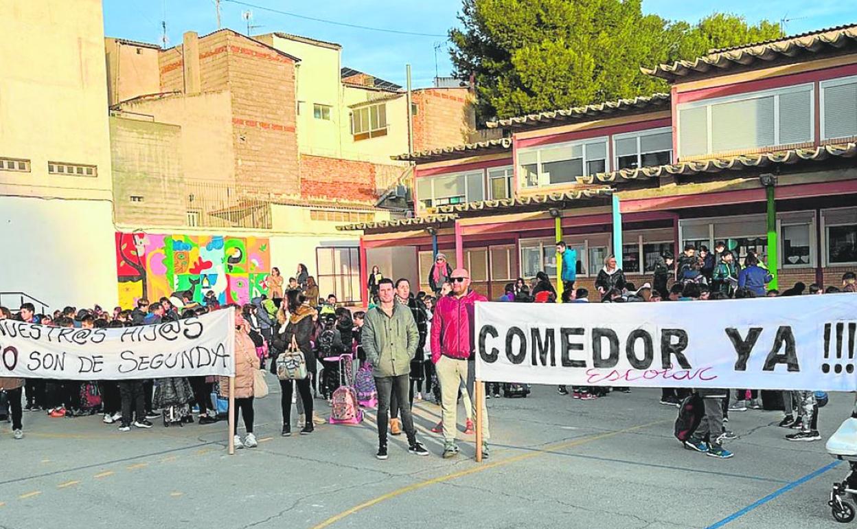 Padres del colegio Artero de Bullas, ayer, durante la concentración de protesta que hacen cada lunes. 