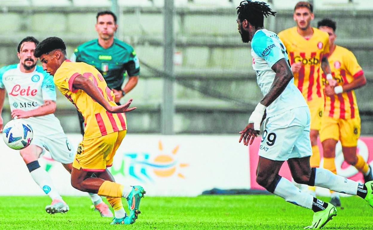 El extremo Óscar Ureña se adentra en el área en un partido amistoso contra el Nápoles. 