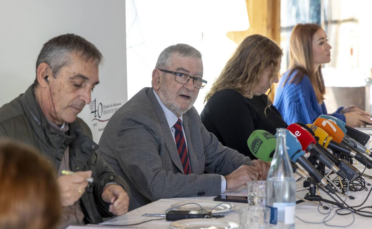 El presidente de la Asamblea, entre periodistas, en la comparecencia para hacer balance de 2022. 