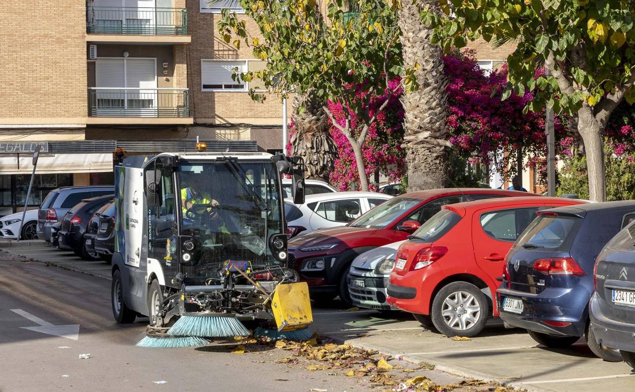 Un operario de Lhicarsa limpia en la plaza de las Salesas, recientemente. 