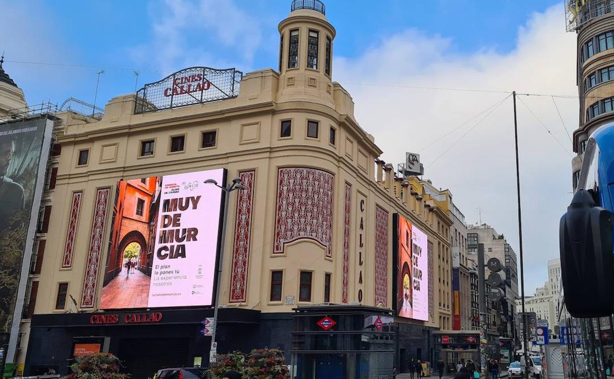 Pantallas publicitarias sobre Murcia en la Plaza de Callao de Madrid.