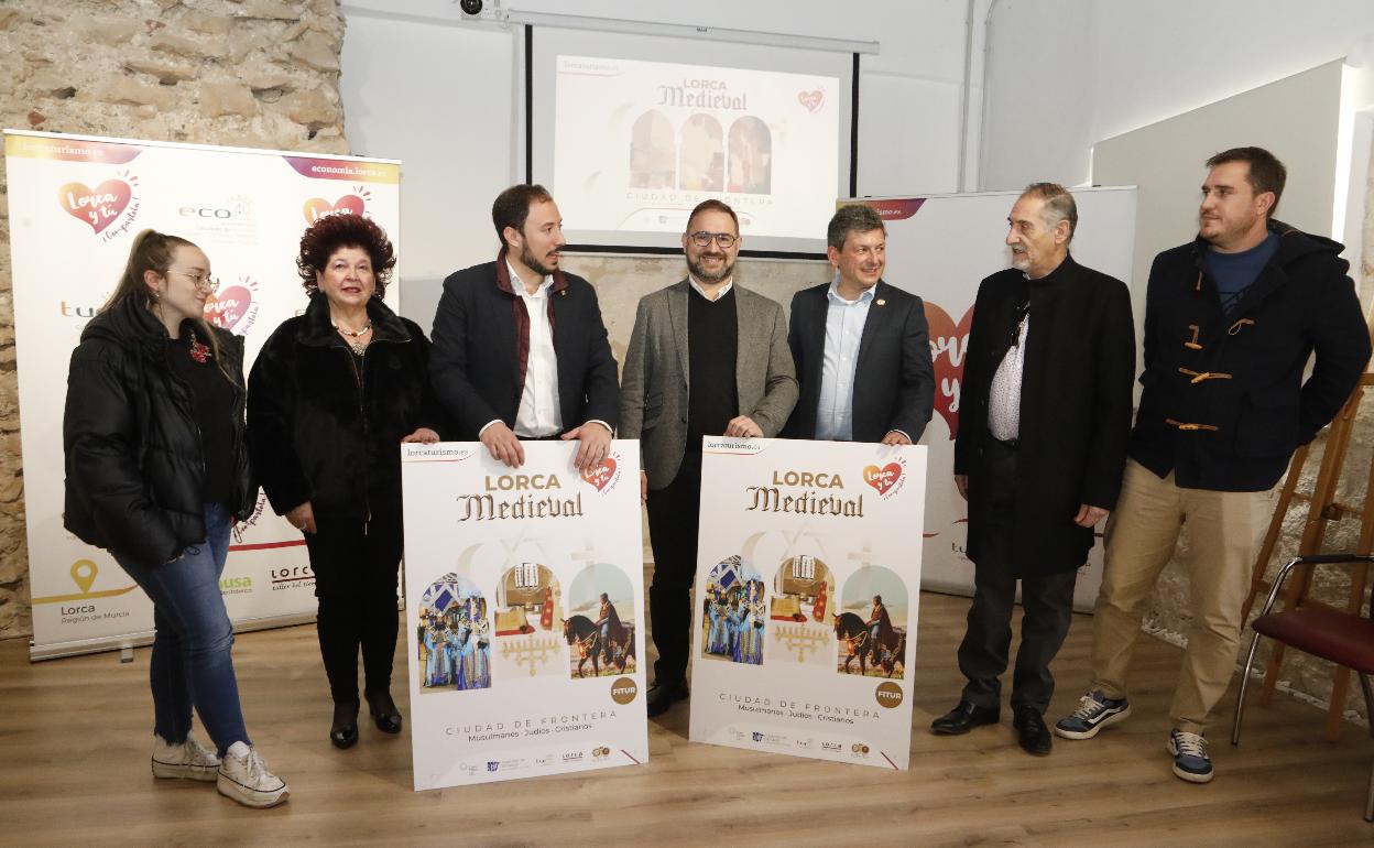 Mateos, junto al vicealcalde y el presidente y miembros de la Federación San Clemente durante la presentación del producto turístico de Lorca. 