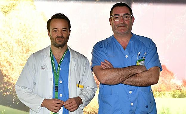 Joaquín Moya y Vicente J. León, este martes, en el hospital Reina Sofía.