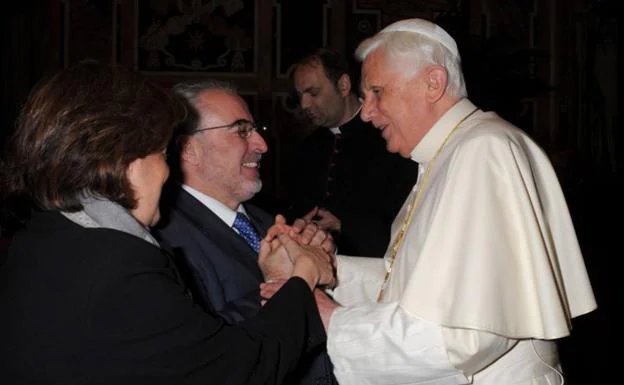 Mendoza y su esposa, María Dolores, con Benedicto XVI. 