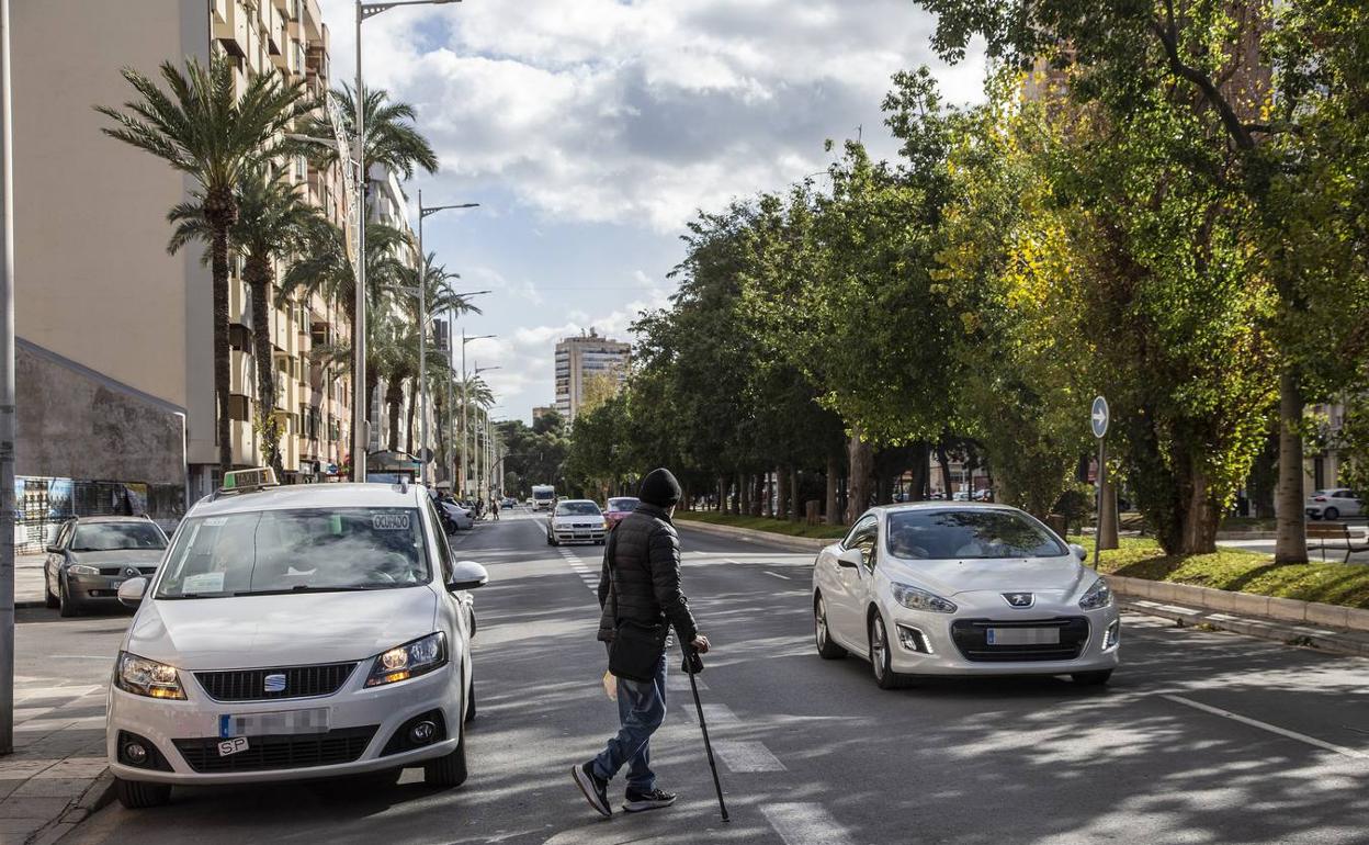 Un viandante cruza la Alameda de San Antón por un tramo sin paso. 