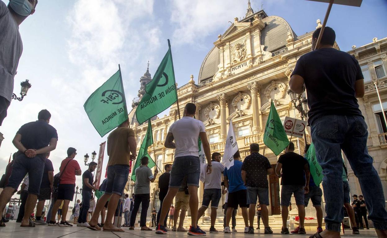 Imagen de archivo de una protesta de los sindicatos anten la Asamblea Regional. 