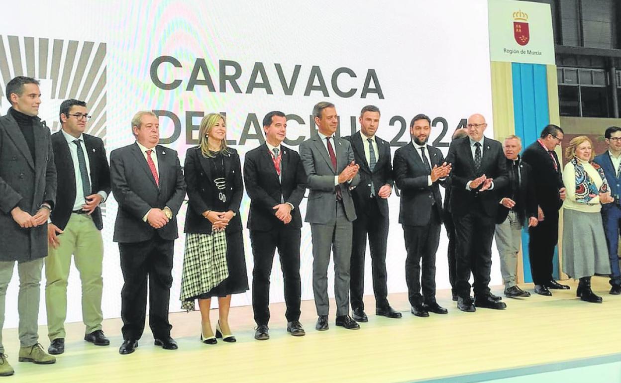 El consejero Marcos Ortuño, en el centro, junto a representantes de Caravaca. 