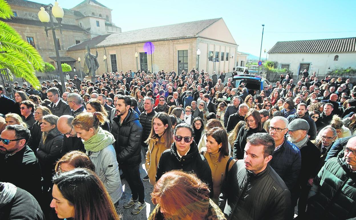Cientos de personas esperan entrar a rendir honores a Mendoza, en la plaza de San Juan Pablo II. 