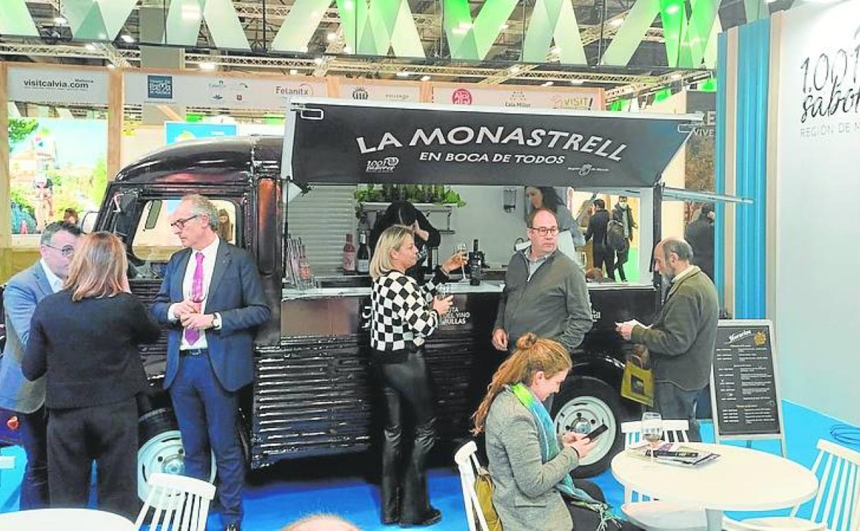 Varios asistentes a Fitur degustan productos de la Región.