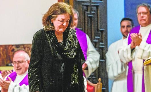 La viuda de Mendoza baja del altar entre aplausos. 