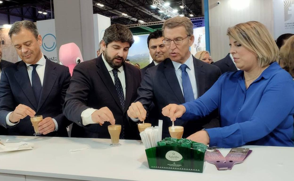 Núñez Feijóo, junto a Fernando López Miras, Noelia Arroyo y Marcos Ortuño, en el estand de la Región de Murcia en Fitur.
