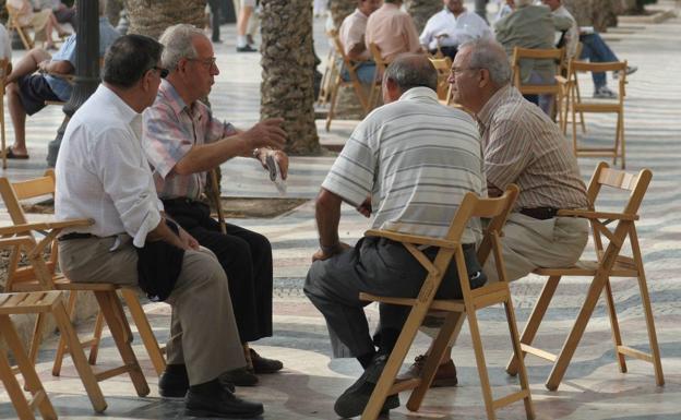 Jubilados charlando en un parque. 