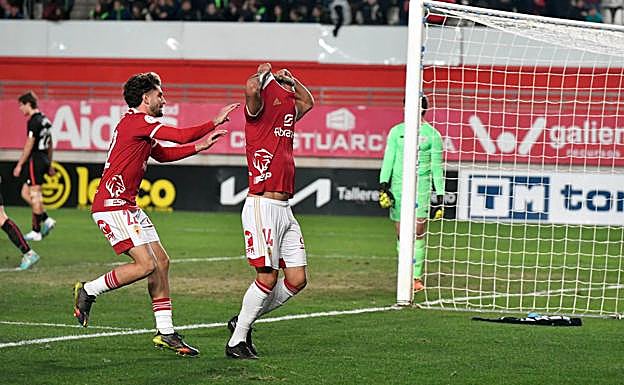 Pedro León celebra su primer gol este sábado frente al Bilbao Athletic.