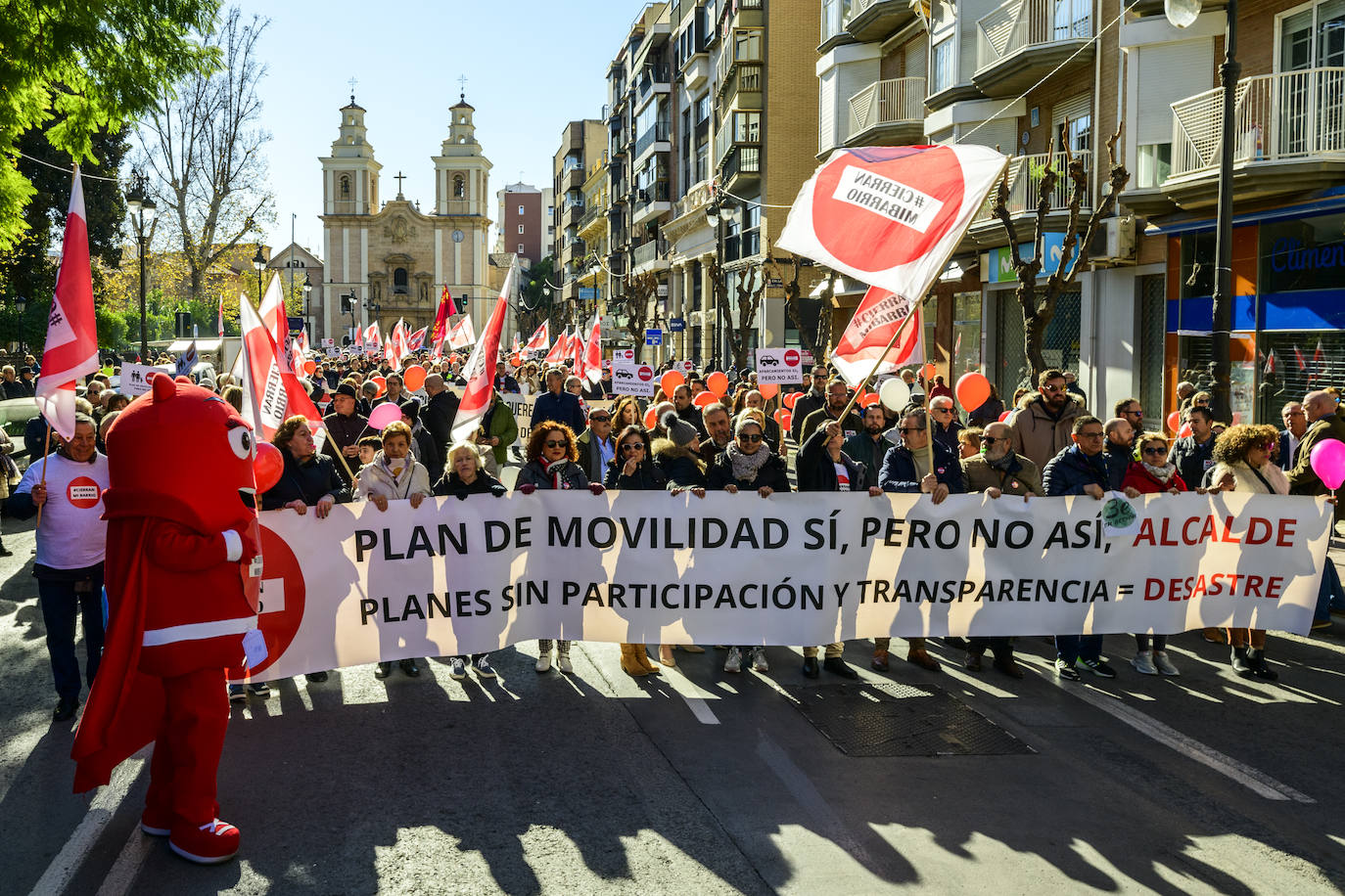 Fotos: La protesta de los vecinos contra el Plan de Movilidad en el centro de Murcia, en imágenes