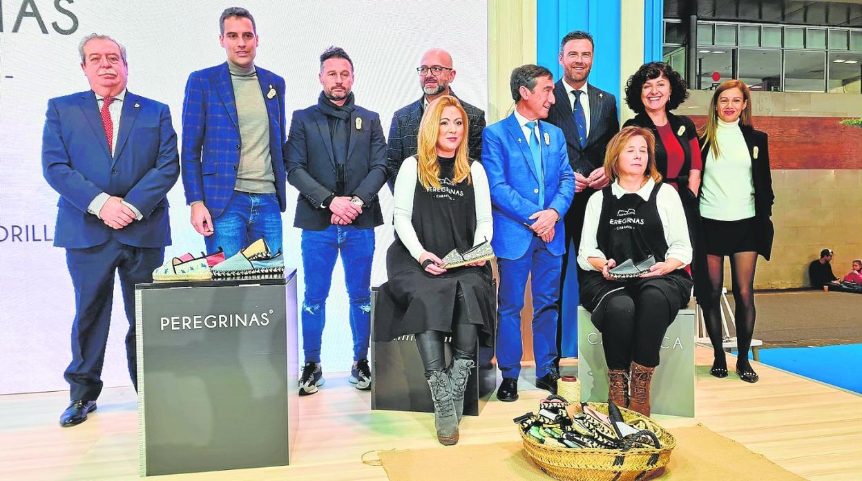 El alcalde de Caravaca de la Cruz, José Francisco García, y representantes de Calzia presidieron la presentación de 'Peregrinas de Caravaca' en Fitur. 