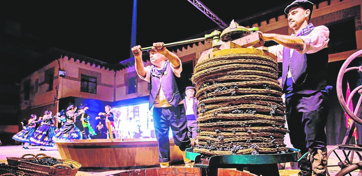 Ofrendas, cabalgatas, concursos, el Festival Nacional de Folklore y actos como la pisada de la uva se celebran dentro de las Fiestas de la Vendimia.