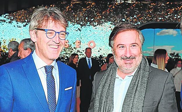 El consejero Luis Alberto Martín con Luis Mesa del Castillo, gerente de Quirónsalud Murcia.