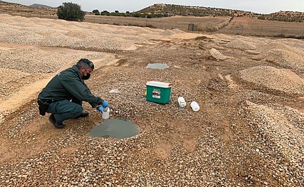 Toma de muestras de aguas, que resultaron ser residuales y no para riego. 
