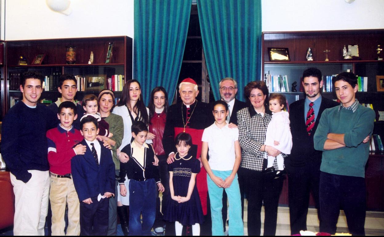 La familia Mendoza al completo en 2002 con el entonces cardenal Joseph Ratzinger, que tres años después sería el Papa Benedicto XVI. 