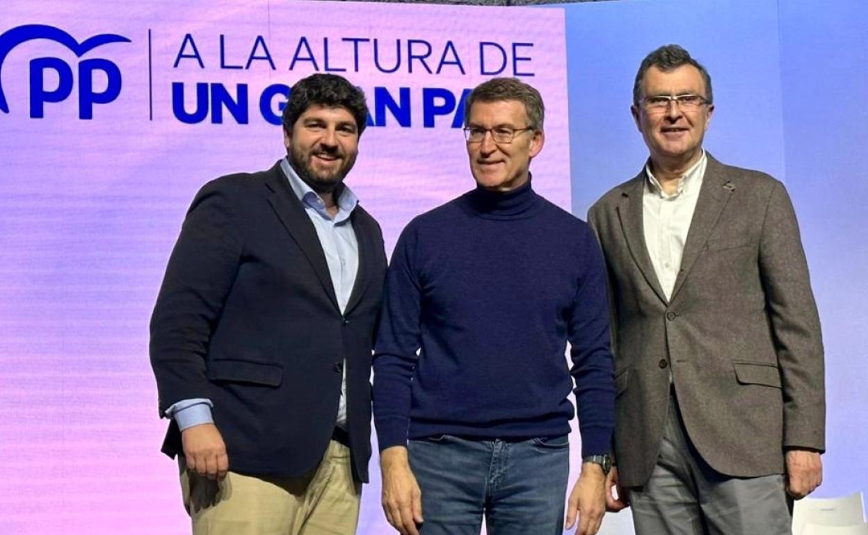 José Ballesta, junto a López Miras y Núñez Feijóo, este domingo. 