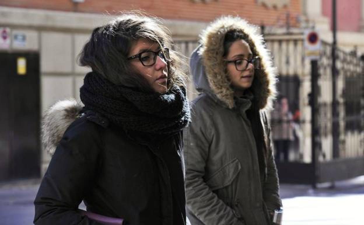 Dos mujeres se protegen del frío en Murcia.