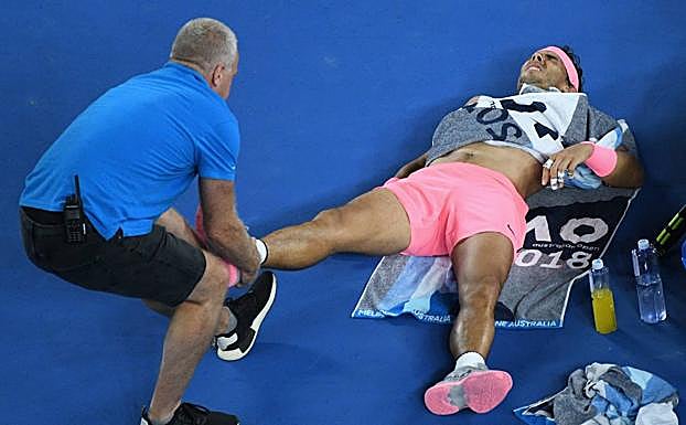 Rafa Nadal tuvo que ser atendido en el partido ante Cilic en el Open de Australia de 2018.