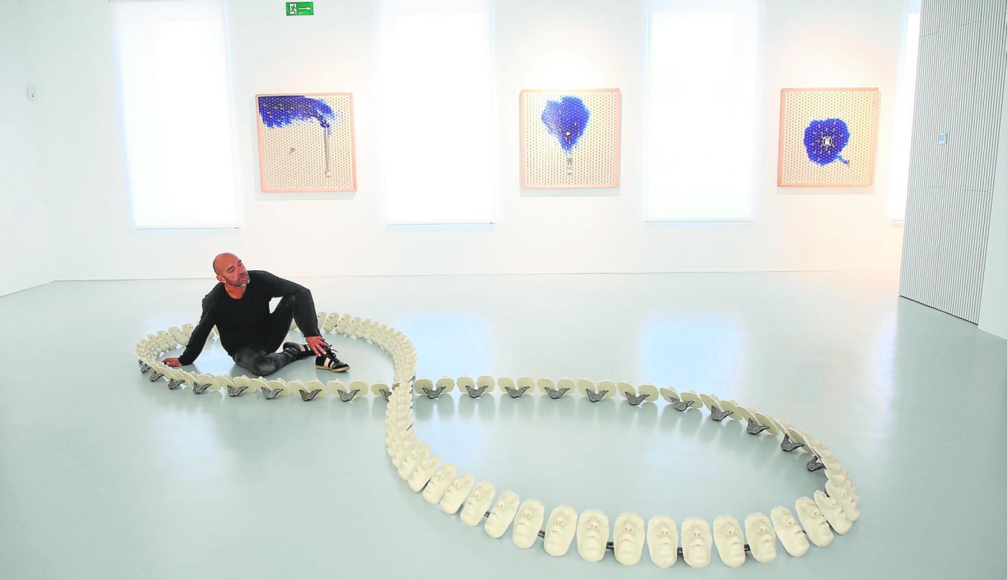 Singular espacio. El artista yeclano Lidó Rico, entre algunas de las obras que forman la exposición 'Amotinados'. 