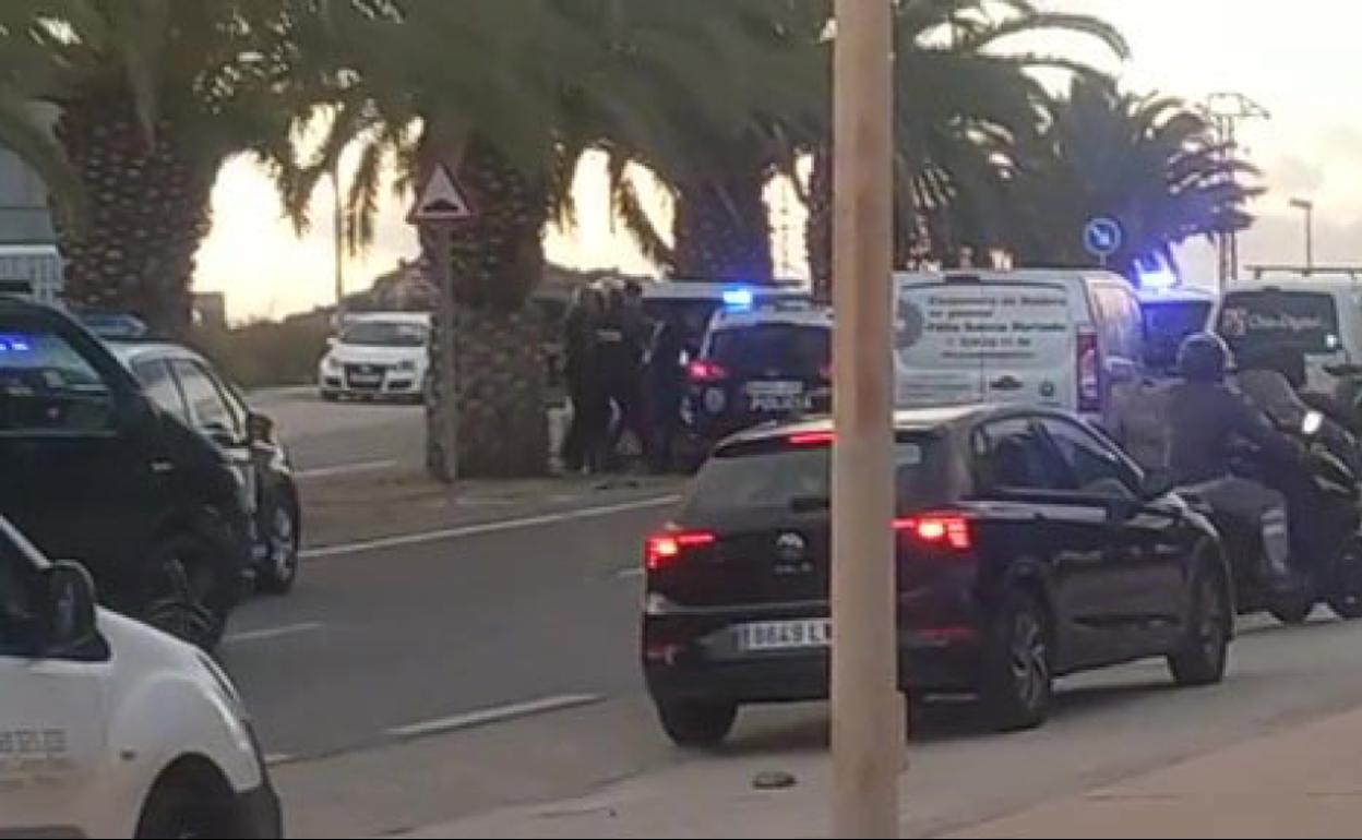 Policías locales detienen a dos individuos, el viernes, en Cabezo Beaza. 