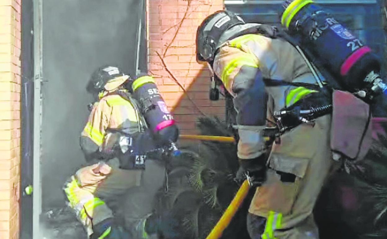 Bomberos sofocando el incendio.