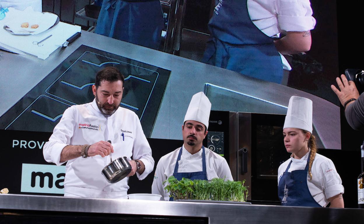 David López, durante el cocinado en Madrid Fusión Alimentos de España.