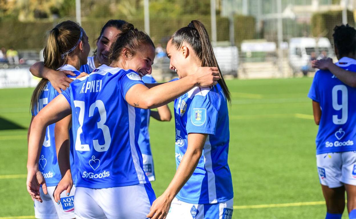 Las jugadoras del Alhama se felicitan tras un partido en una imagen de archivo. 