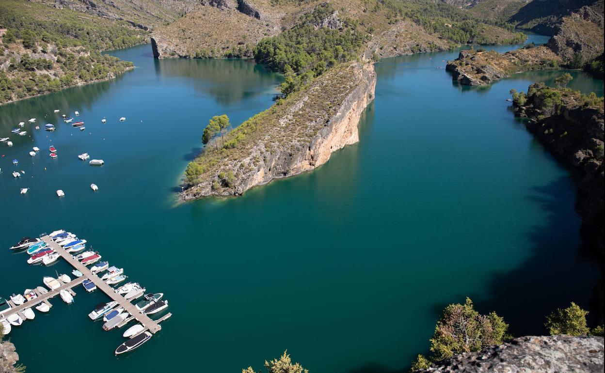 La presa de Bolarque, en el sistema de cabecera del Tajo, donde nace el Trasvase, el pasado verano. 